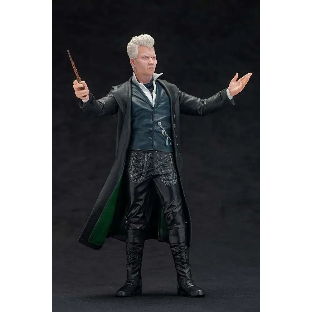 ARTFX+ Gellert Grindelwald-staty med svart läderkappa, grön foder, mörk väst, mönstrade byxor och svarta stövlar
