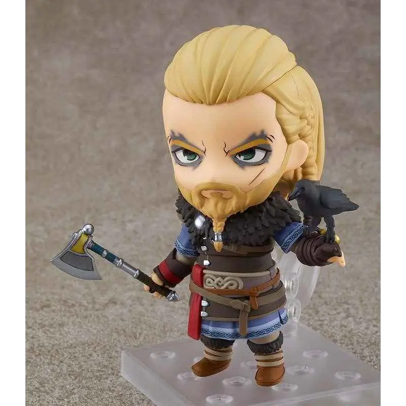 Chibi Nendoroid-figur av Eivor från Assassin’s Creed Valhalla med yxa och korp