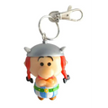 Achille dvärgnyckelring i chibi-stil med röda flätor, silverhjälm och randiga shorts