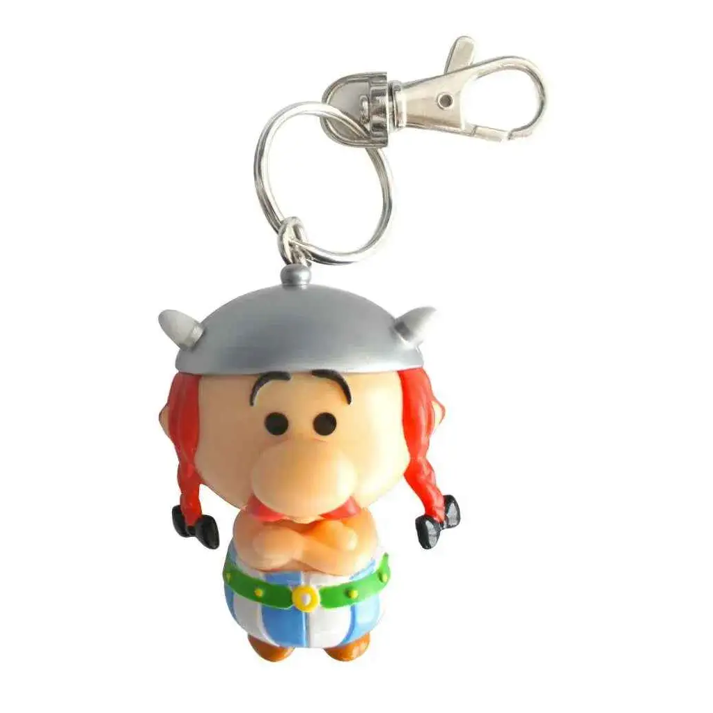 Achille dvärgnyckelring i chibi-stil med röda flätor, silverhjälm och randiga shorts