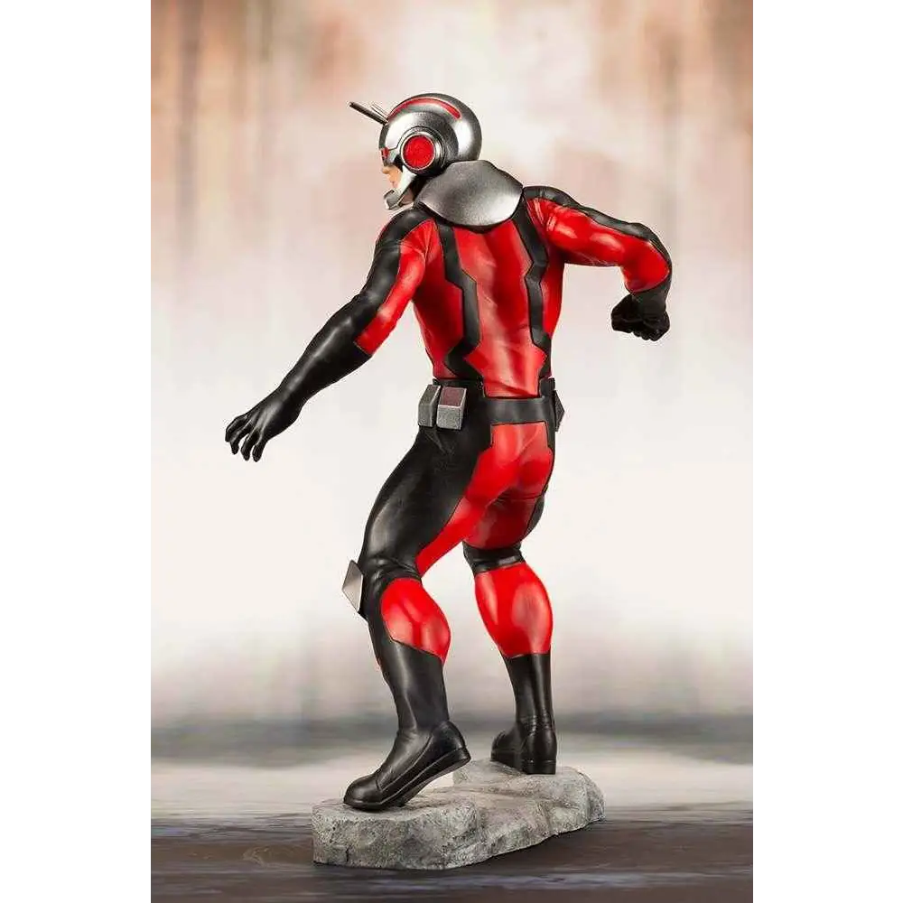 Röd och svart Ant-Man-figur i dynamisk pose, detaljerad dräkt med silverhjälm, Astonishing Ant-Man & Wasp ARTFX+ Statue