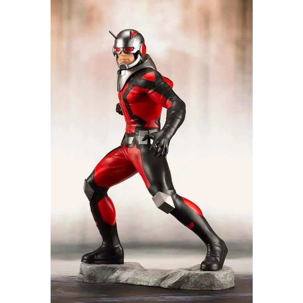 Röd och svart Ant-Man-actionfigur med silverhjälmdetaljer på stenbas, Astonishing Ant-Man & Wasp ARTFX+ Statue