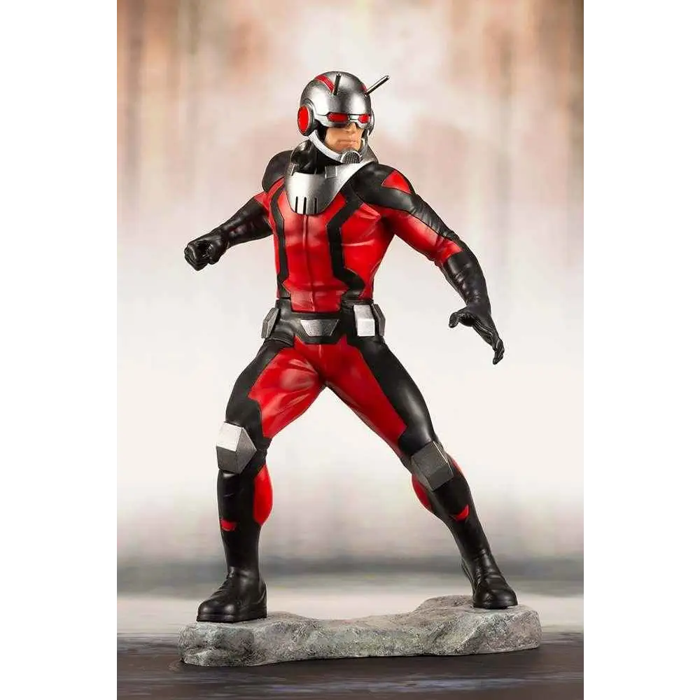 Röd och svart Astonishing Ant-Man ARTFX+ staty med silverhjälm på stenbas