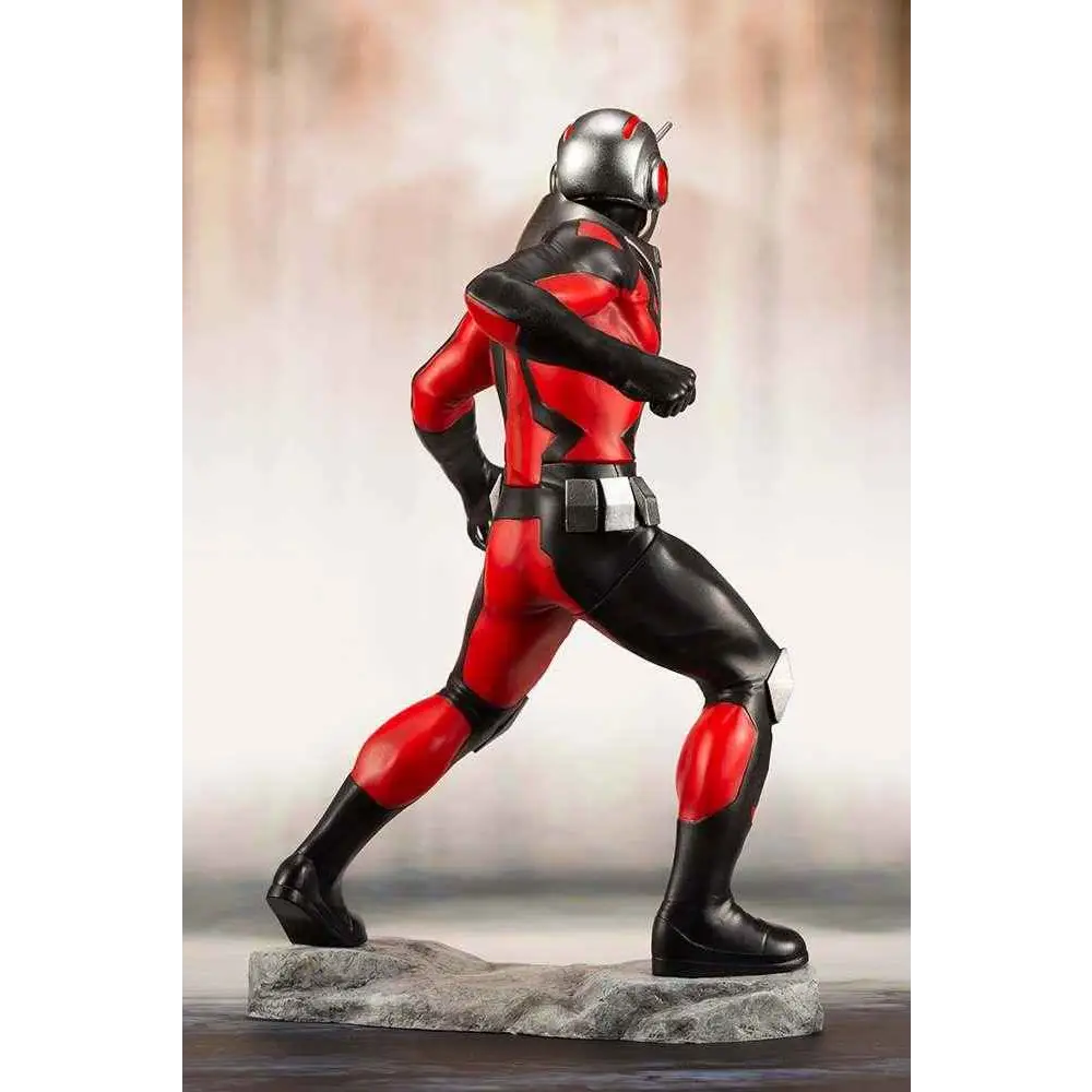 Röd och svart Ant-Man-actionfigur med silverhjälm på stenbas, Astonishing Ant-Man & Wasp ARTFX+ Statue