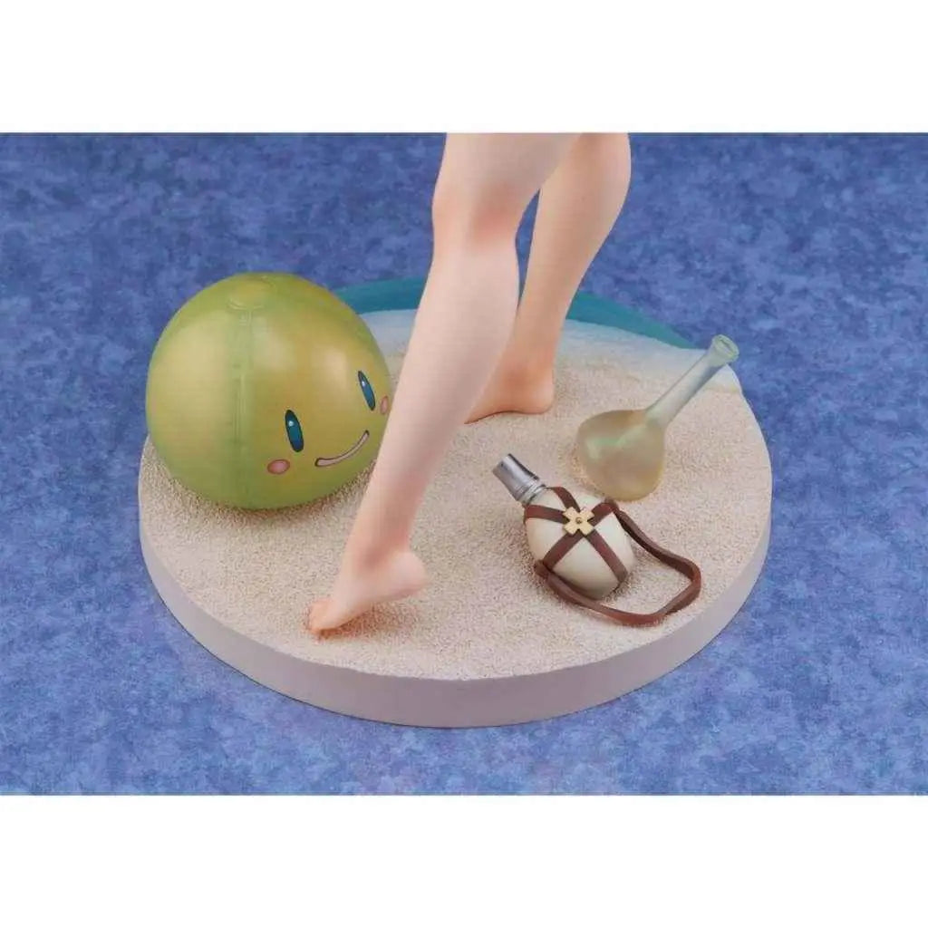 Grön leende strandboll med blå ögon bredvid Atelier Ryza-figurens ben