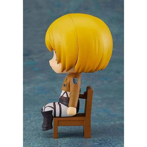 Chibi Nendoroid Swacchao! figur av Attack on Titan Armin Arlert i brunvit uniform på trästol
