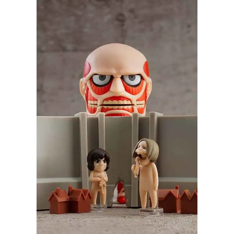 Colossal Titan Renewal Nendoroid Set: jättelik skall med röd muskel och vita ögon bakom grå vägg