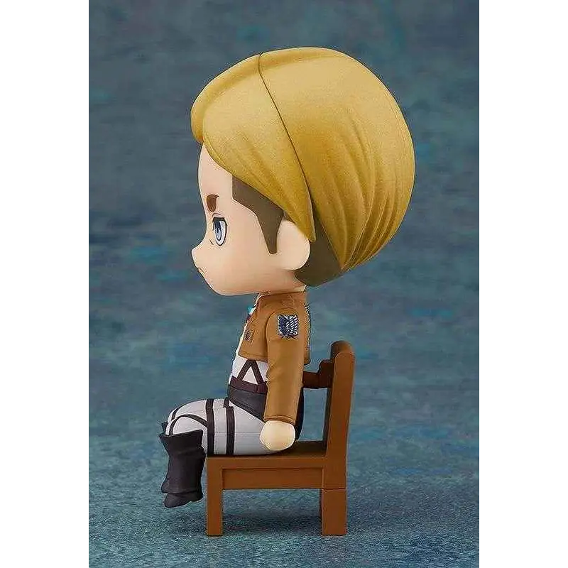 Chibi figurin av Erwin Smith från Attack on Titan, sittande på stol