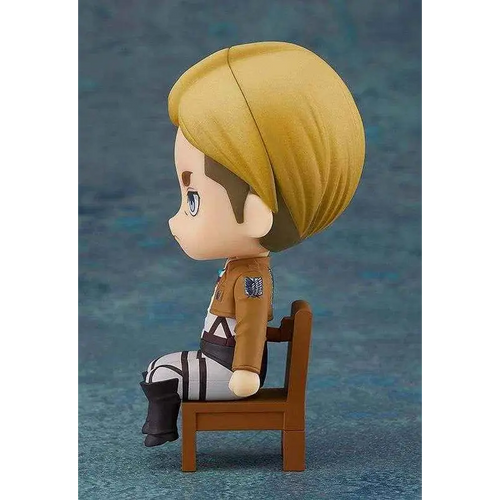 Chibi figurin av Erwin Smith från Attack on Titan, sittande på stol