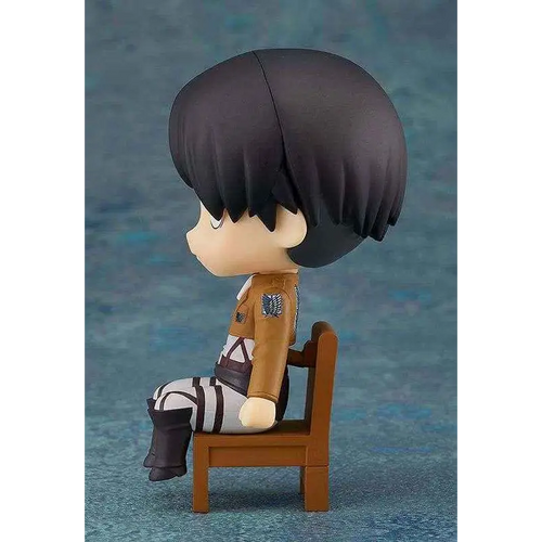 Chibi Levi Ackerman Nendoroid Swacchao! figurin i orange jacka på trästol