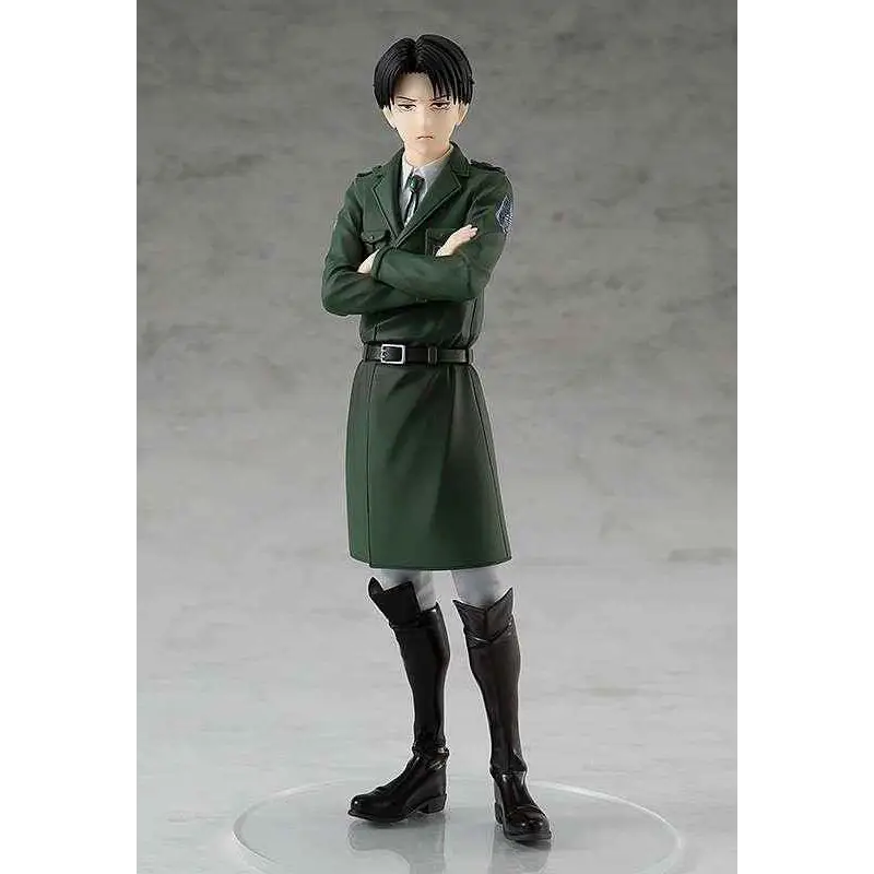 Attack on Titan Levi POP UP PARADE figur med mörkgrön militärkappa, svart bälte, stövlar och detaljerad skulptur på klar cirkulär bas