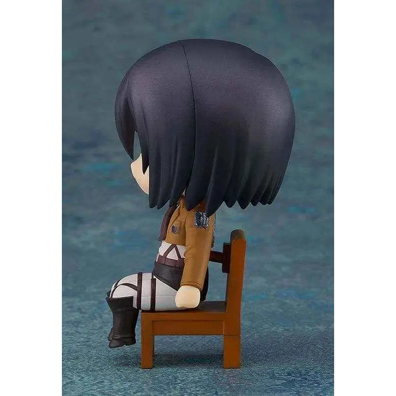 Chibi Nendoroid figurine av Mikasa Ackerman från Attack on Titan, sittande på stol