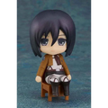 Chibi Nendoroid Swacchao figurine av Mikasa Ackerman från Attack on Titan med kort svart hår, brun jacka, vit skjorta och randiga byxor