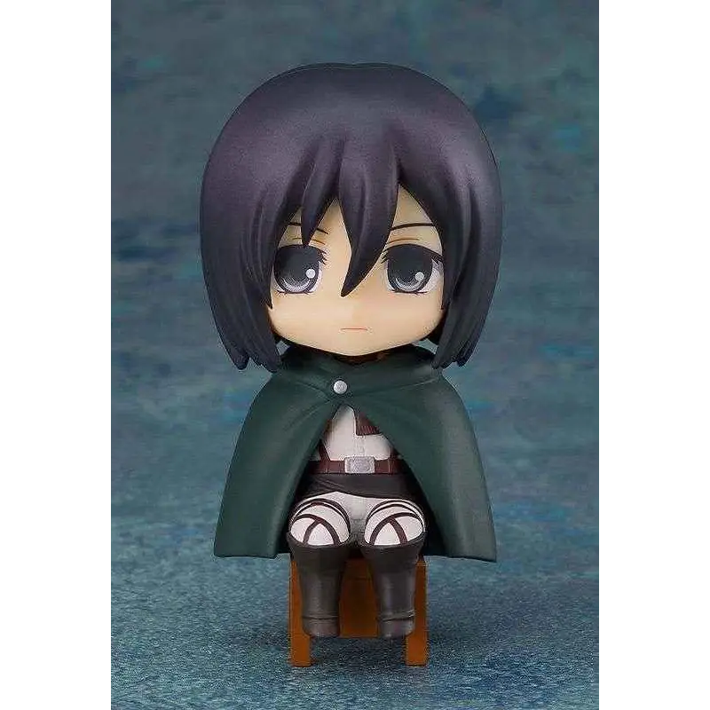 Chibi Mikasa Ackerman Nendoroid Swacchao i mörkgrön mantel med silverknapp