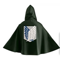 Svart huft mantel med vit och blå emblem på ryggen från Attack on Titan