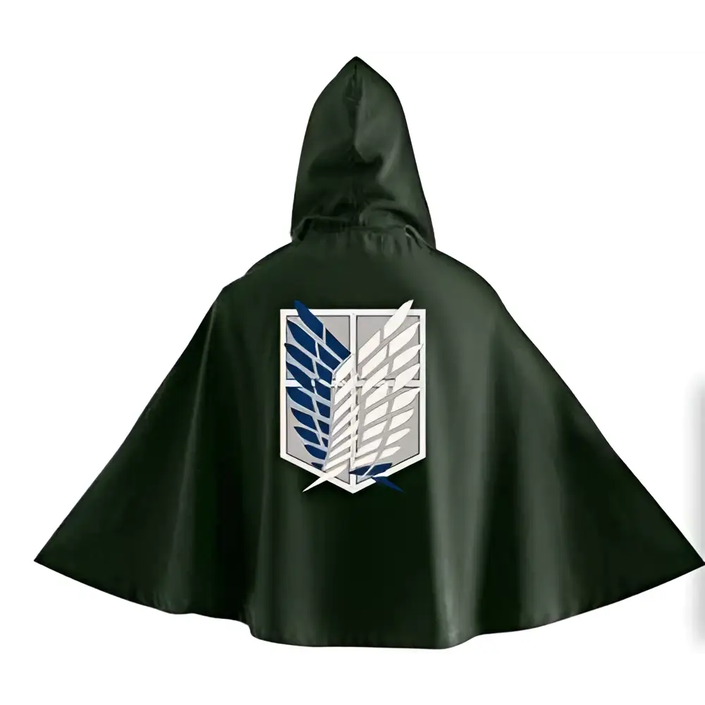 Svart huft mantel med vit och blå emblem på ryggen från Attack on Titan