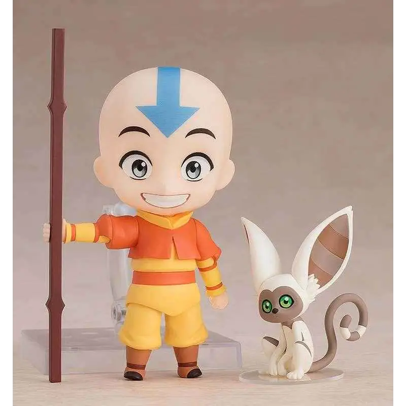 Chibi Aang Nendoroid från Avatar: The Last Airbender i orange kläder med pil på huvudet, håller stav