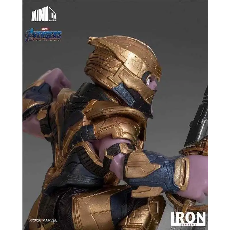 Guldpläterad Thanos-figur med lila hud, detaljerad metall och svarta accenter från Avengers Endgame MiniCo Statue