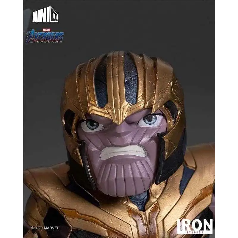 Guld- och svart rustad Thanos-hjälm med lila visir från Avengers: Endgame MiniCo-staty