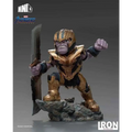 Guld- och svart rustad Thanos-figur från Avengers: Endgame med svärd på stenbas