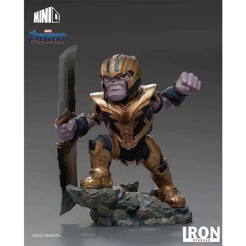Guld- och svart rustad Thanos-figur från Avengers: Endgame med svärd på stenbas