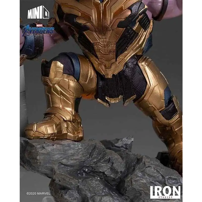 Guld- och svart rustad Thanos från Marvels Avengers Endgame, MiniCo-staty med blå accenter