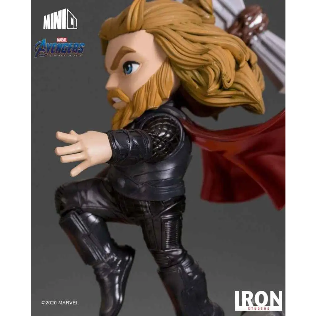 Svart rustad Thor-figur med gyllene hår och röd mantel från Avengers: Endgame