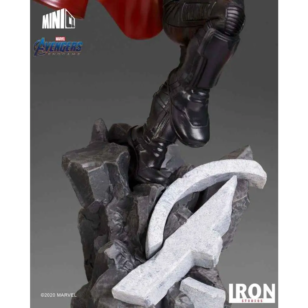 Svart rustad stövel med detaljerad sömnad och glansig finish från Avengers Endgame Thor MiniCo-staty