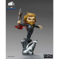 Chibi Thor-figur från Avengers Endgame, med blond hår, skägg, svart rustning, röd mantel och Mjolnir på stenbas