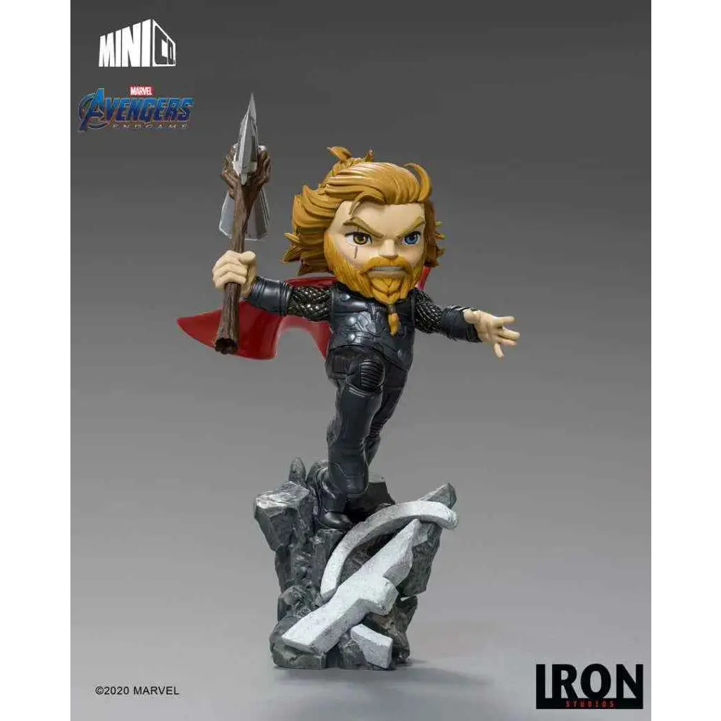 Chibi Thor-figur från Avengers Endgame, med blond hår, skägg, svart rustning, röd mantel och Mjolnir på stenbas