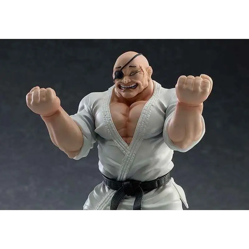 Detaljerad vit karategi med svart bälte, ögonlapp och muskulös figur från Baki Doppo Orochi Pop Up Parade-figurin