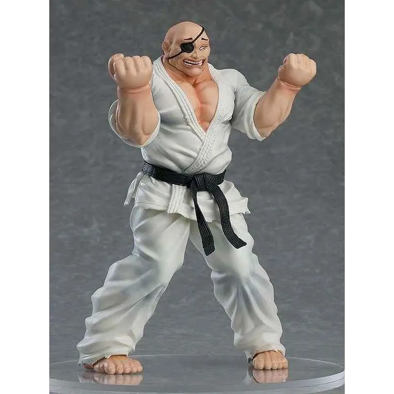 Vit figur av Doppo Orochi i vit karategi med svart bälte och ögonlapp