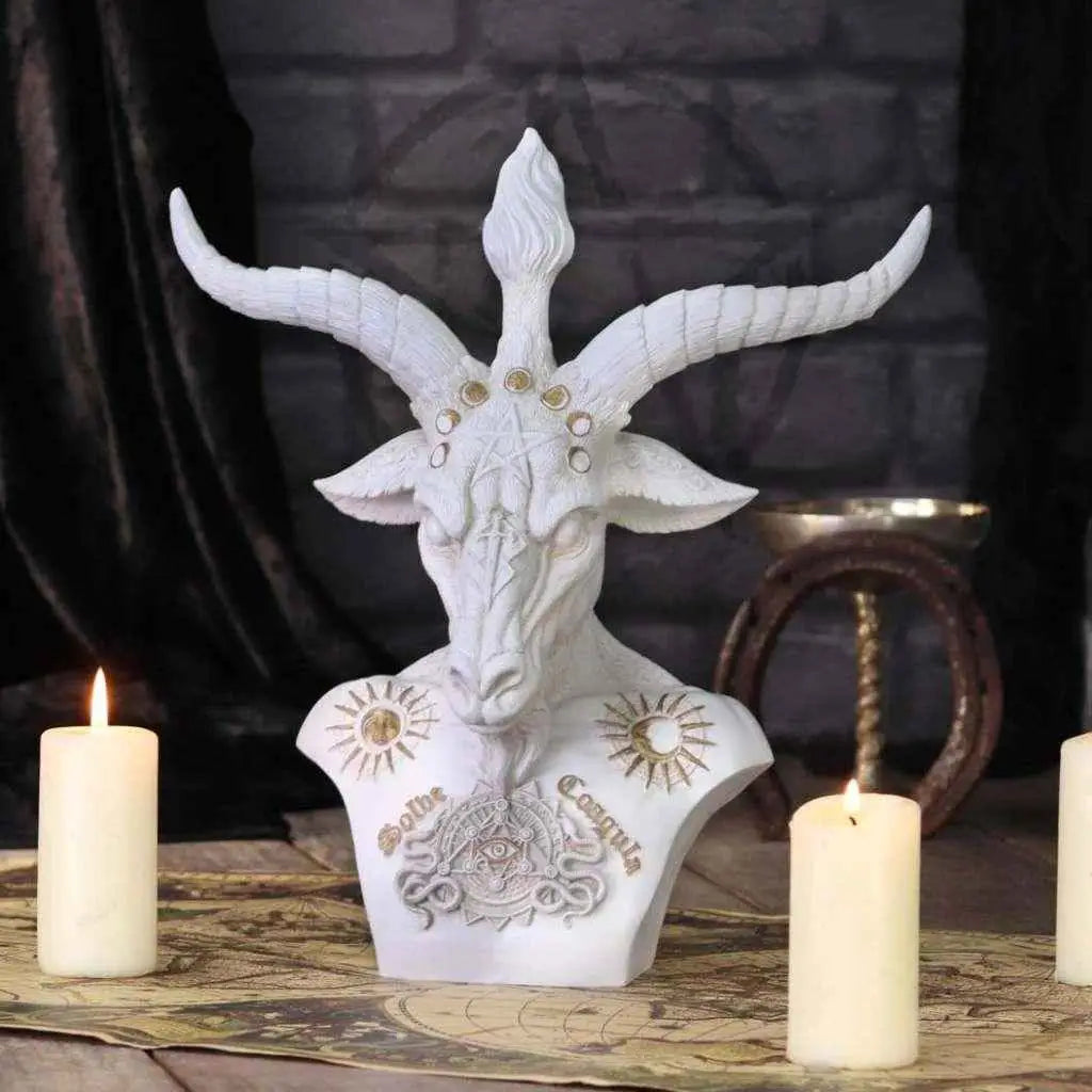 Vit Baphomet-skulptur i resin med gulddetaljer och ockulta symboler