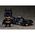 Svart Batman 1989 Nendoroid-figur med gul bälte, blå ögon bredvid svart Batmobil-modell