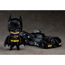 Svart Batman 1989 Nendoroid-figur med gul bälte, blå ögon bredvid svart Batmobil-modell