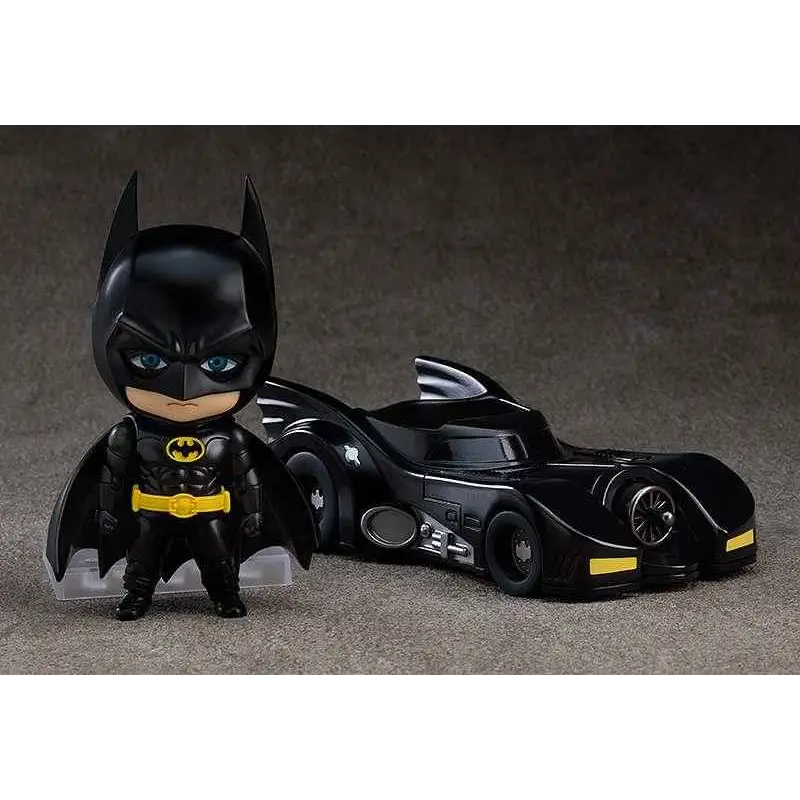 Svart Batman 1989 Nendoroid-figur med gul bälte, blå ögon bredvid svart Batmobil-modell