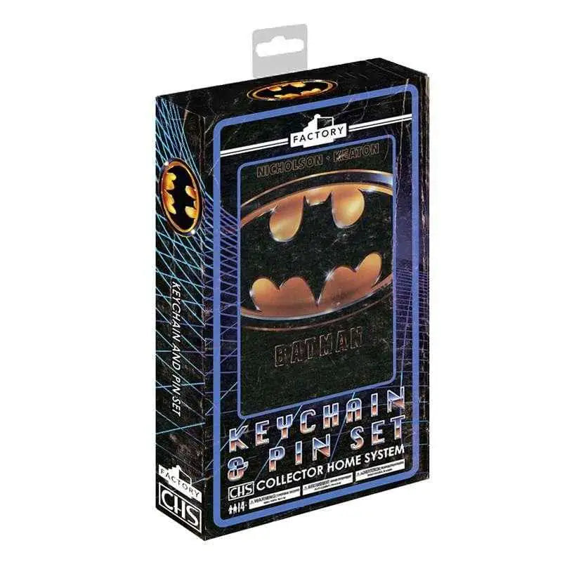 Batman 1989 nyckelring och pin-set i svart, blå och guld förpackning med bat-symbol