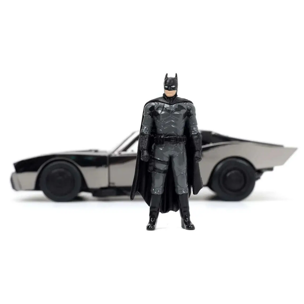 Svart Batman-actionfigur i rustad dräkt med mantel och huva, 2022 SDCC-variant