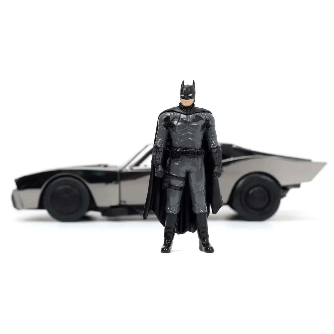 Svart Batman-actionfigur i rustad dräkt med mantel och huva, 2022 SDCC-variant