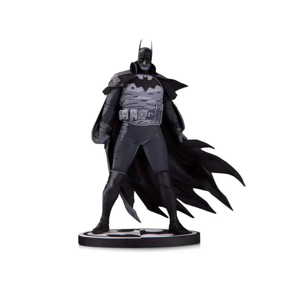 Svart Batman-statett av Mike Mignola i grå-svart dräkt med fladdrande mantel på rund bas