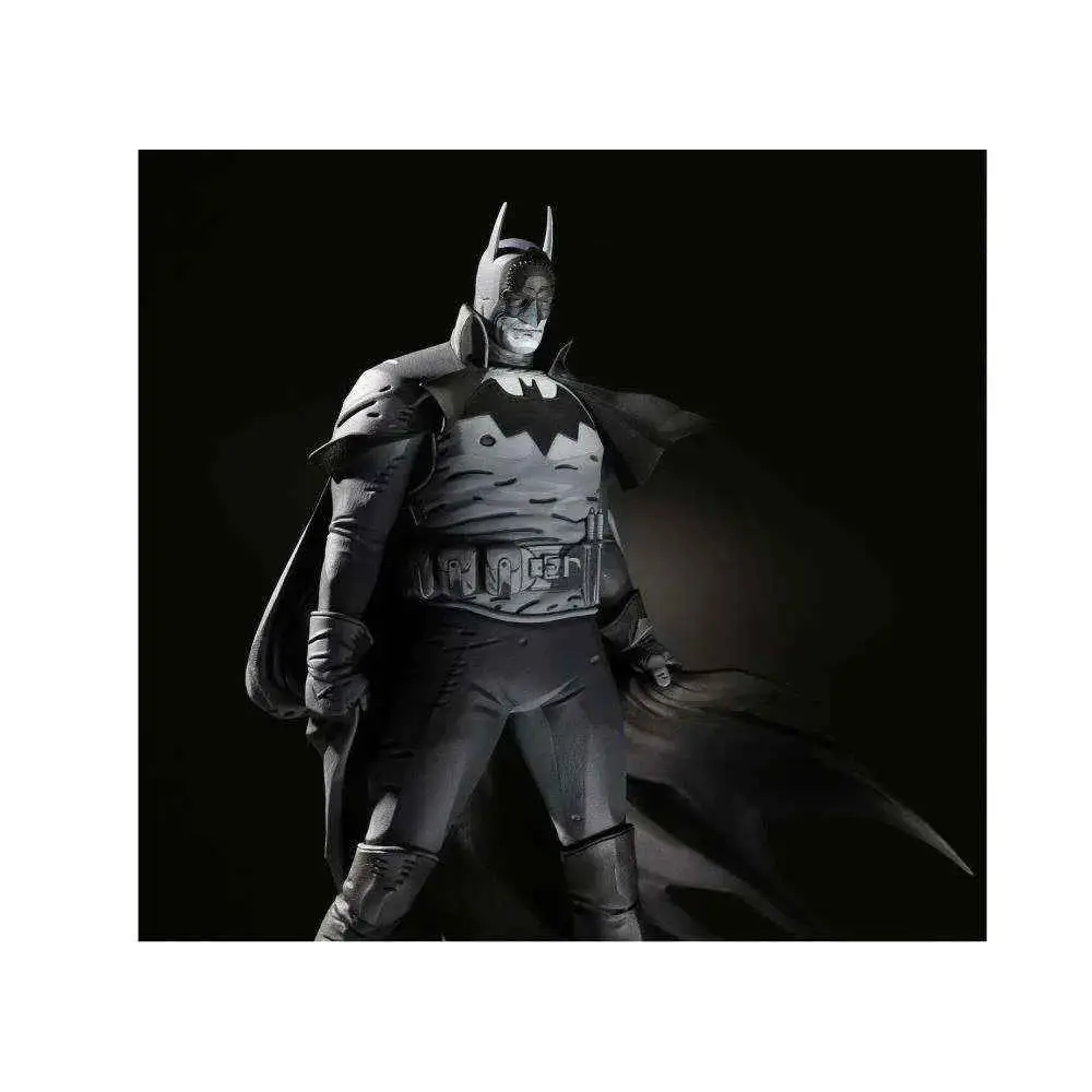 Svart Batman-actionfigur av Mike Mignola med detaljerad rustning och emblem