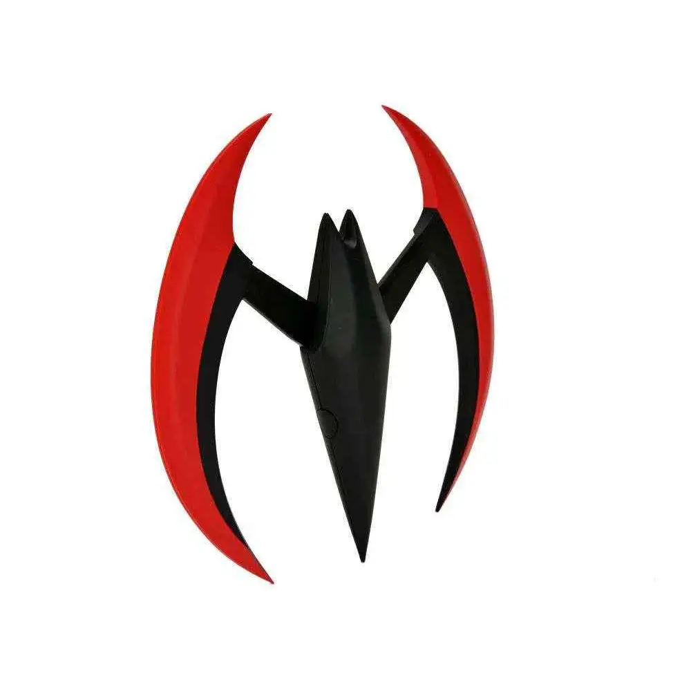 Svart och röd stiliserad kloformad emblem med glansig finish på Batman Beyond Batarang Röd Replica