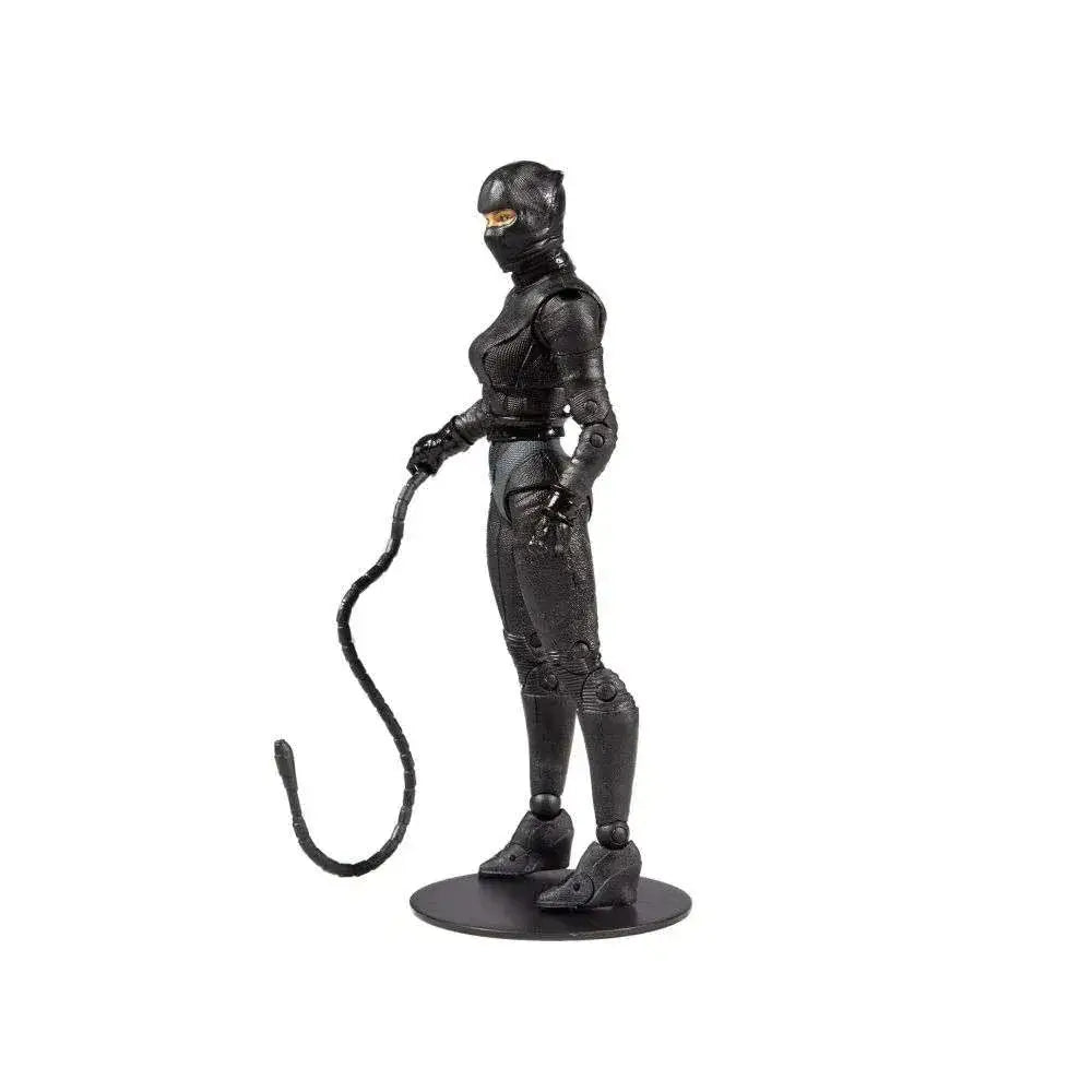 Svart Catwoman actionfigur i texturerad dräkt med guldaccenter på mask och bälte