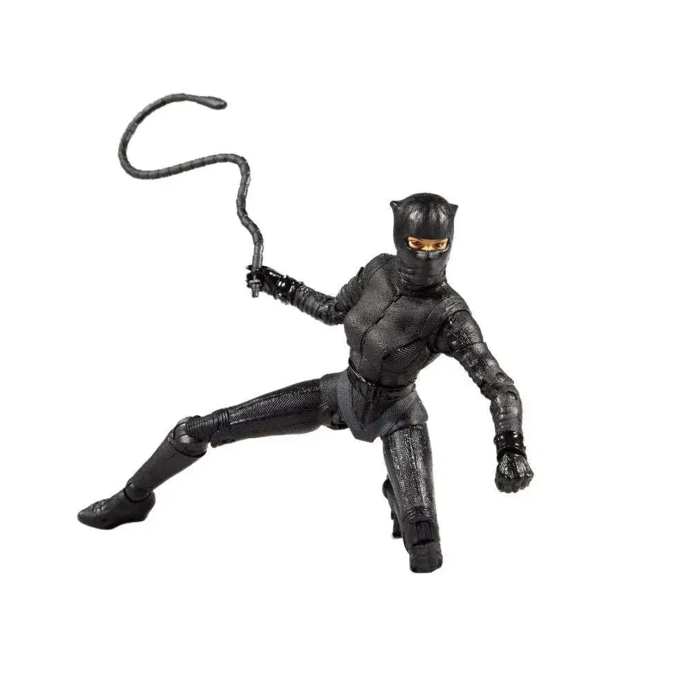 Svart katt actionfigur i dynamisk pose med svart dräkt, guldfärgade ögon och pisksnärt, Batman Catwoman byggsats