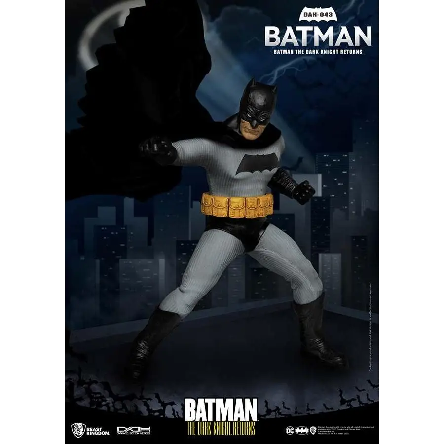 Batman The Dark Knight Returns DAH-figur i dynamisk pose mot stadssilhuett