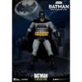 Batman The Dark Knight Returns DAH-figur i ikonisk grå svart dräkt mot mörk stadssilhuett
