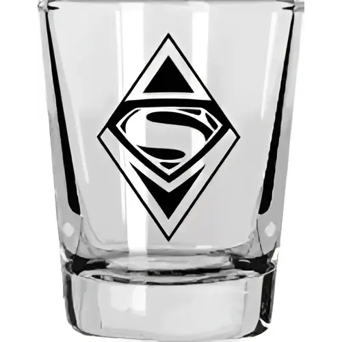 Klar glas shotglas med svart etsad Superman-logo i diamantformad ram från Batman vs Superman-set