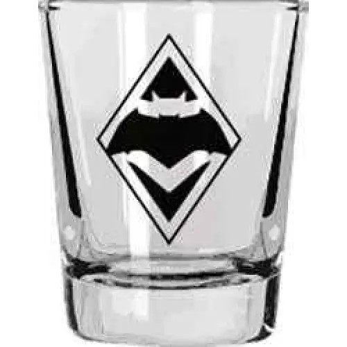 Klar glas shotglas med svart Batman-logo i diamantformad ram från Batman vs Superman-set