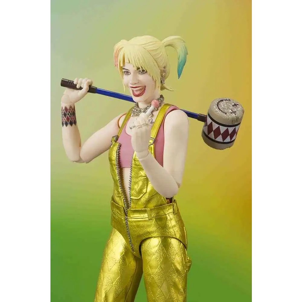Harley Quinn i guldiga overaller med diamantmönster håller hammare, SH Figuarts-figur