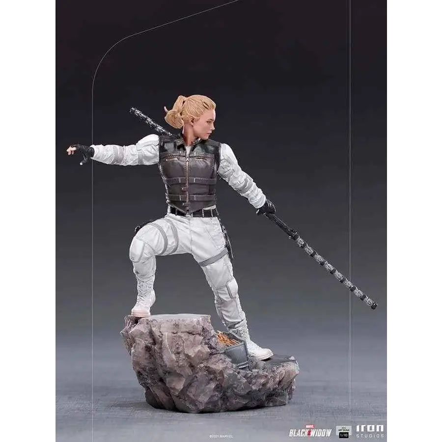 Yelena Belova Black Widow 1/10 art statue i dynamisk pose med vit taktisk utrustning och svart väst med detaljerad rustning